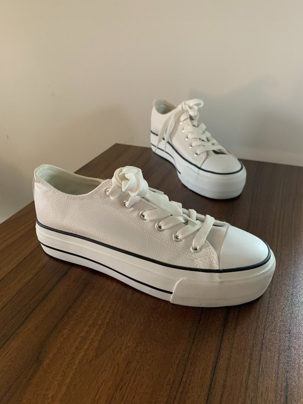 NWOB Faux Leather Converse Style Textured White Sneaker Shoes Casual 8 EU 39 - Picture 1 of 8